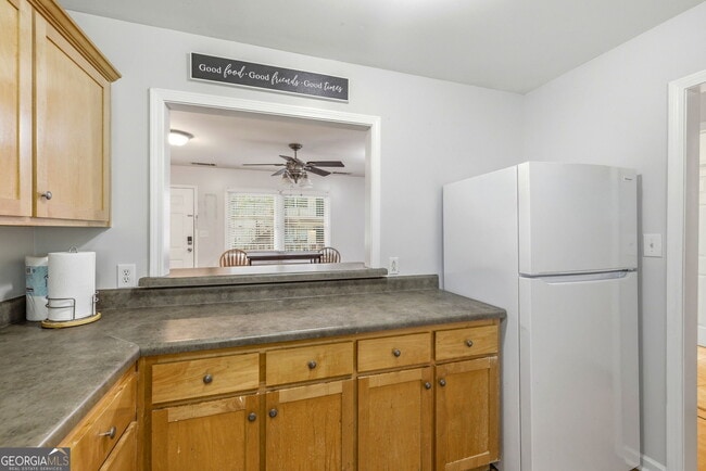 Building Photo - 205 Pineview Dr