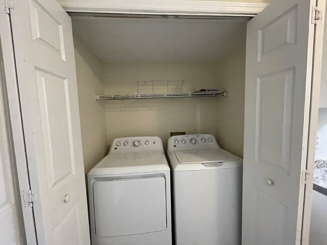 Building Photo - Town House For Rent