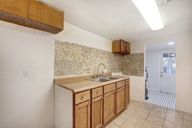 Building Photo - Cute Bungalow - great yard - Two Bedroom