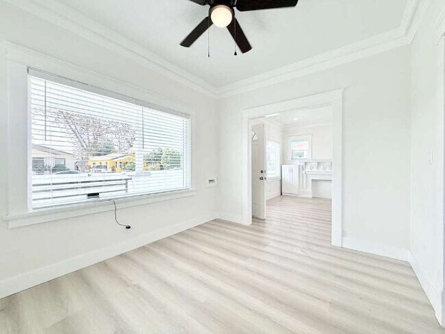 Building Photo - 1313 W 84th Pl