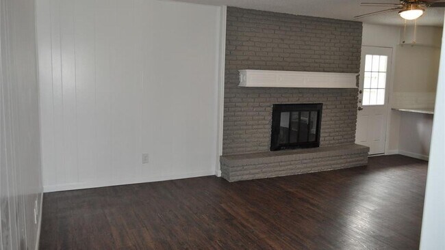 Building Photo - 2232 Shady Brook Dr