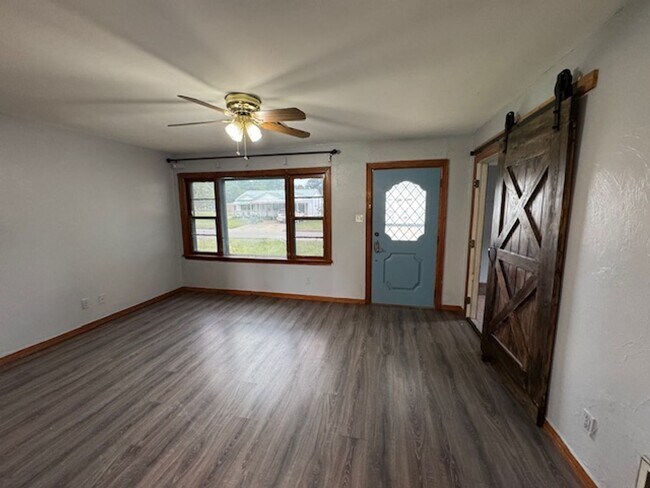 Building Photo - 3 bed 1 bath in Chickasha! great updates!