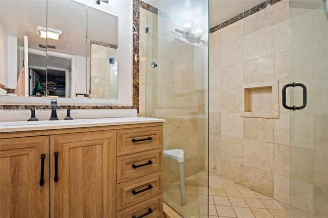 Building Photo - 2555 Collins Ave