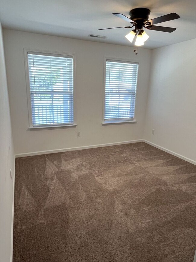 Building Photo - Large, Newer 4 Bedroom + Office and Loft i...