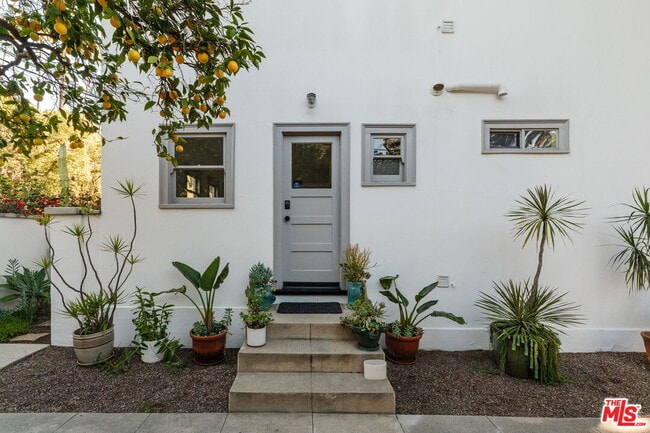 Building Photo - 2027 Canyon Dr