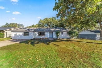 Building Photo - 916 McCurry Ave