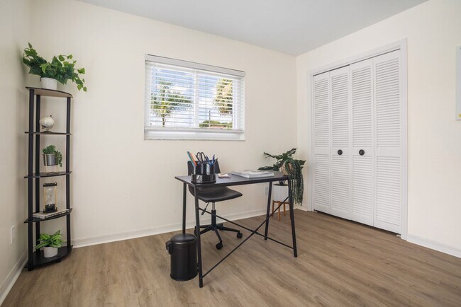 Building Photo - ** VICTORIA PARK ** 4 BED / 2 BATH - POOL ...