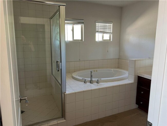 Building Photo - Spacious Condo