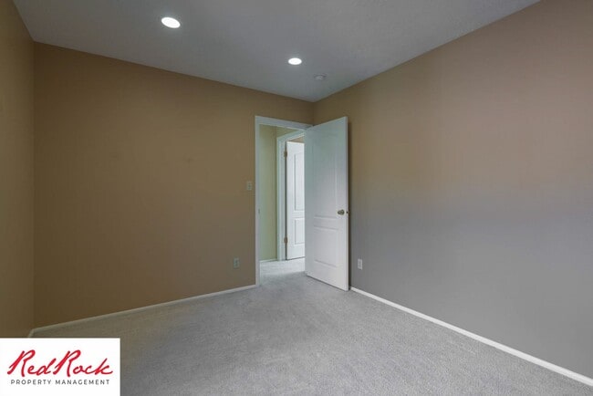 Building Photo - Spacious 5 Bedroom Home in A Quiet Communi...