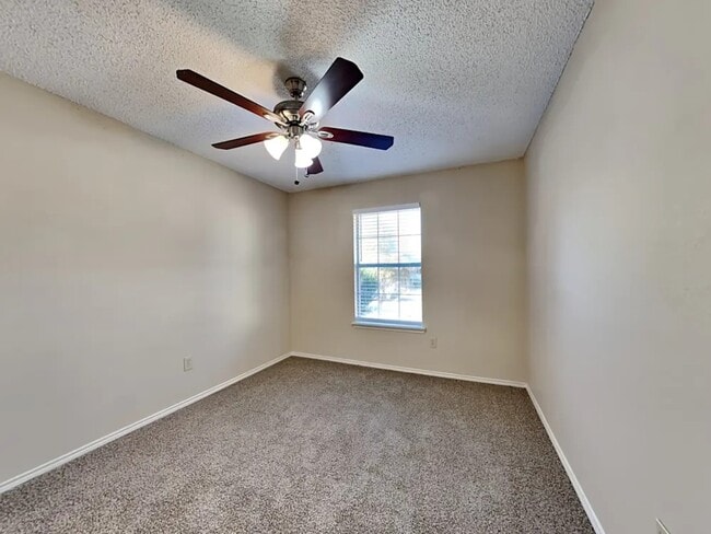 Building Photo - 922 Teakwood Ln