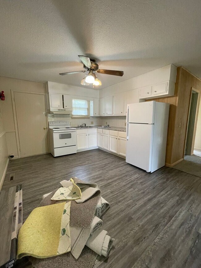 Building Photo - 302 W Neosho St