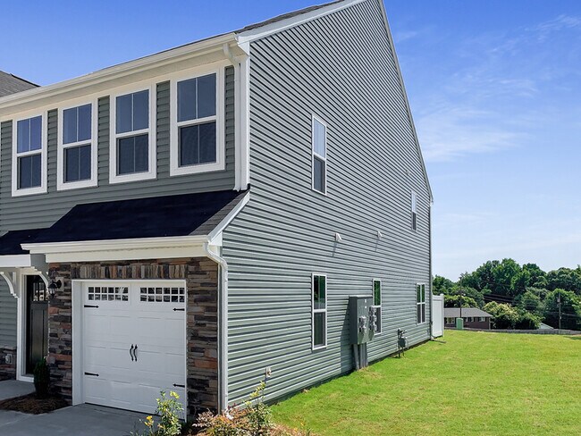 Building Photo - 830 S Buncombe Rd