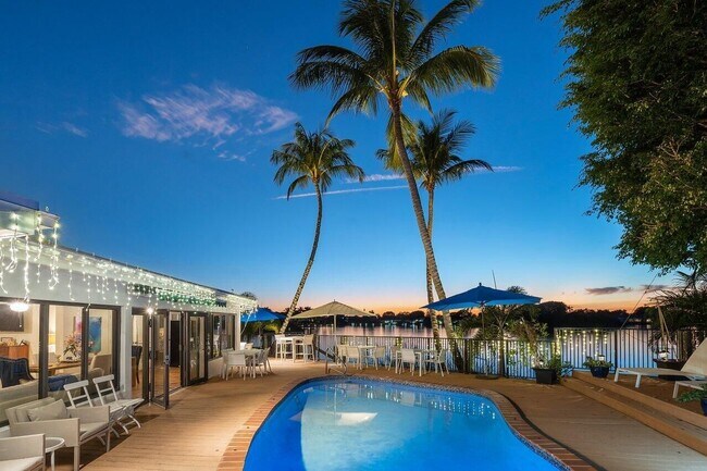 Building Photo - 25 NW 24th Ct