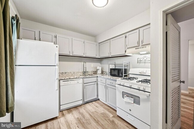 Building Photo - 9633 White Acre Rd