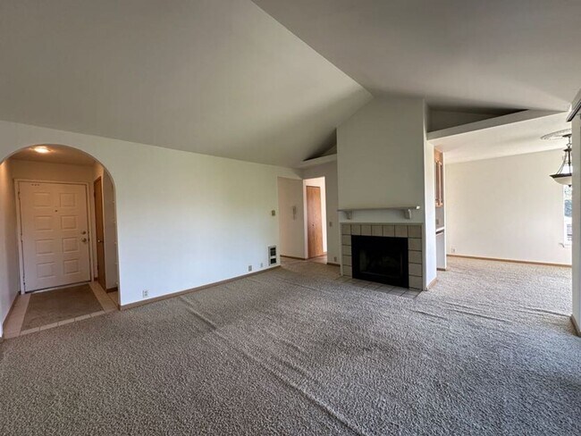 Building Photo - 2 Bedroom 2 bath home with water and mount...