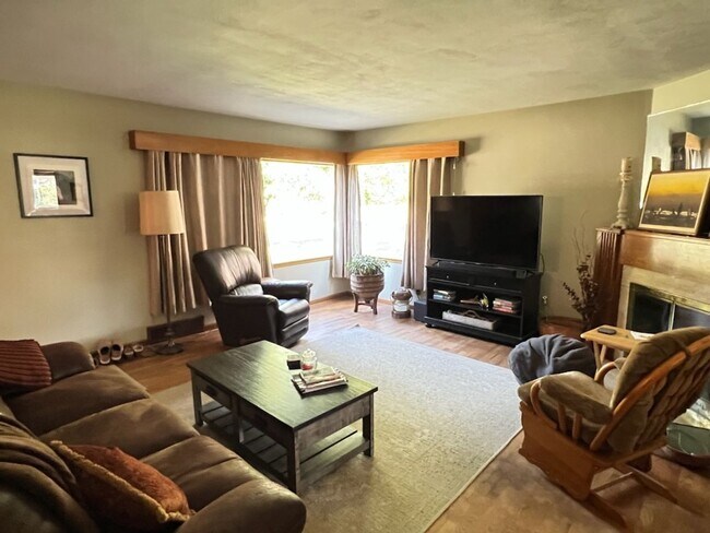 Building Photo - Located in the Historic District! 3+ beds,...