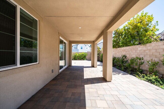 Building Photo - Luxury Living at The Farm
