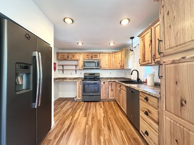 Building Photo - 2 Bed 1 Bath Duplex near Gresham Station!