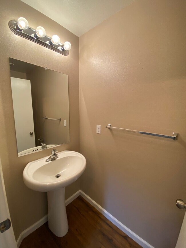 Building Photo - Spacious Two Story Home in SW Visalia comi...