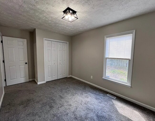 Building Photo - NEW LISTING!!!!!