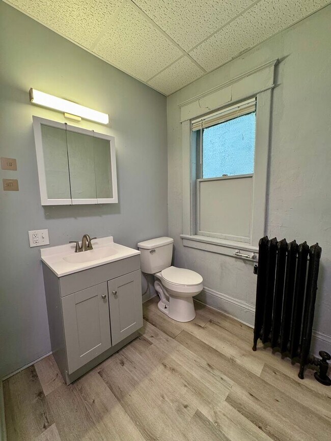 Building Photo - Renovated 3 bed, 1 bath available in Scranton