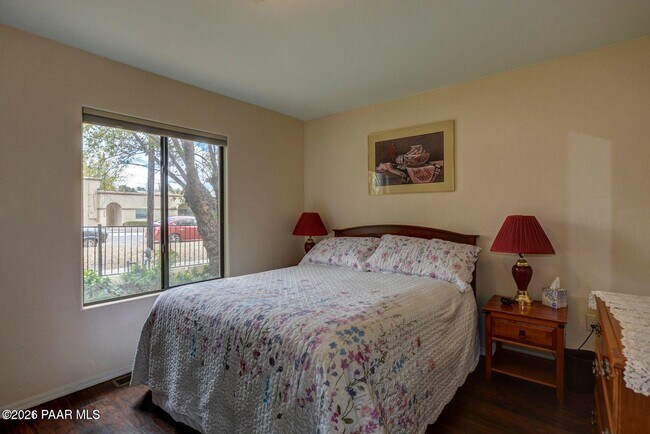 Building Photo - 502 Western Ave