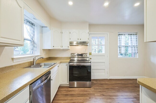 Building Photo - Beautifully Maintained 4BR/2BA Home in Sil...