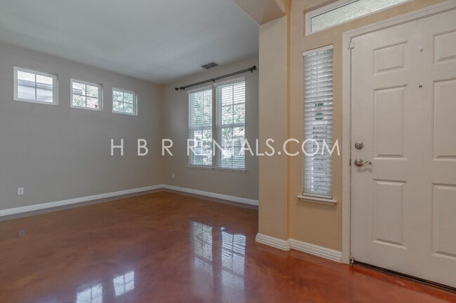 Building Photo - Spacious 5-Bedroom Home with First-Floor Bedrooms & Modern Finishes in Tracy!