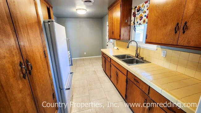 Building Photo - Garden Tract 3-Bedroom House with Hardwood...