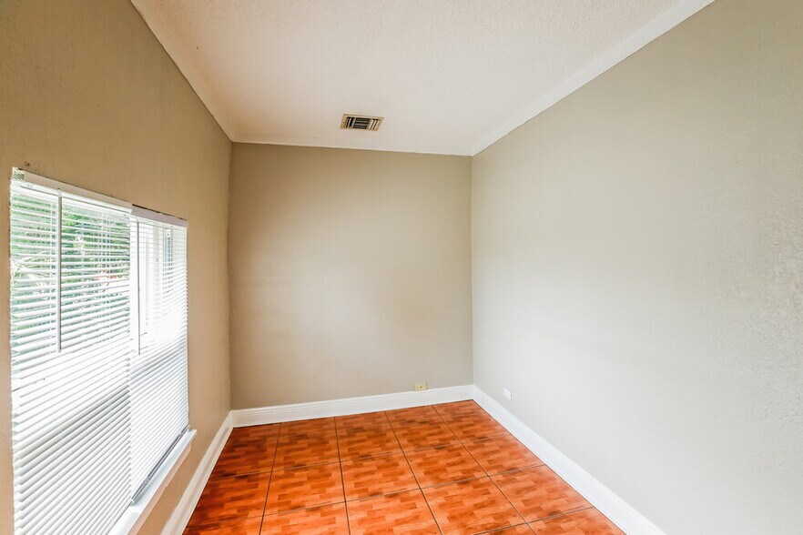 Building Photo - 926 13th Ave N