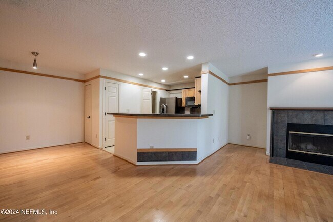 Building Photo - 13715 Richmond Park Dr N