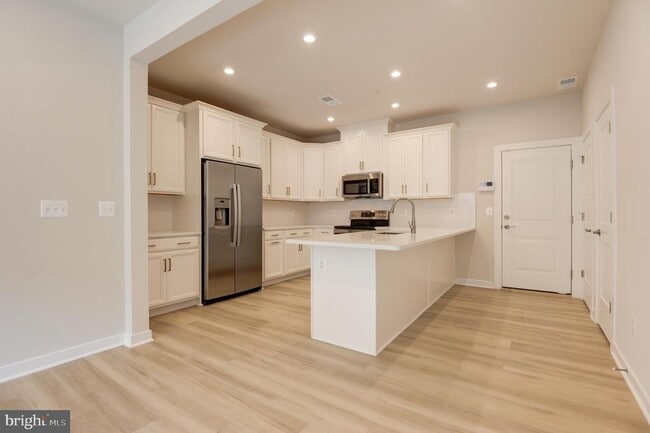 Building Photo - 43798 Middleway Ter