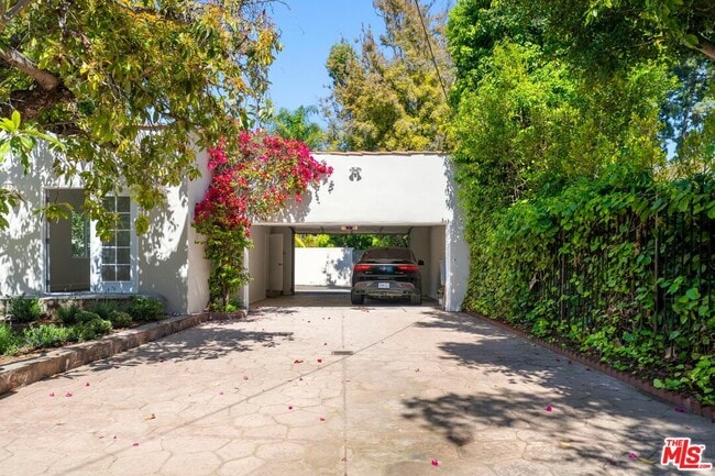 Building Photo - 1004 N Beverly Dr