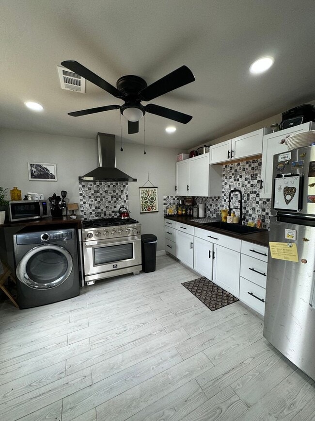 Building Photo - Adorable 2/1/1 CH/A updated!!! walking dis...