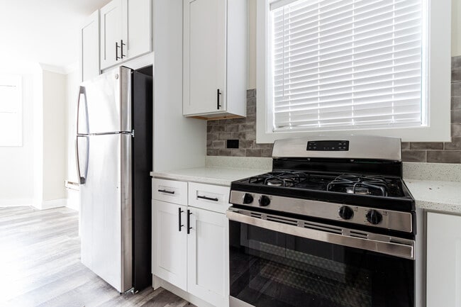 Building Photo - 3845 N Greenview