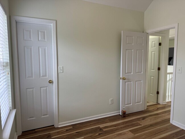 Building Photo - Beautiful FOUR BEDROOM Home in Mooresville