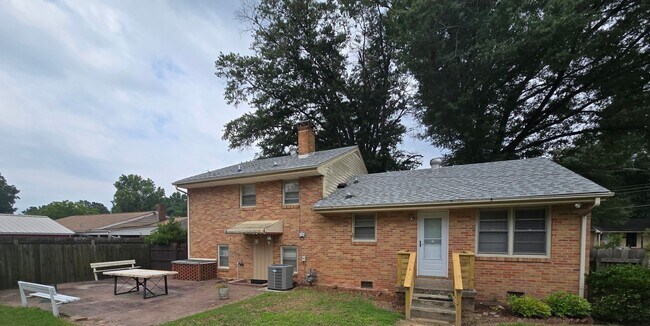 Building Photo - NEWLY REMODELED HOUSE IN COLONIAL HEIGHTS