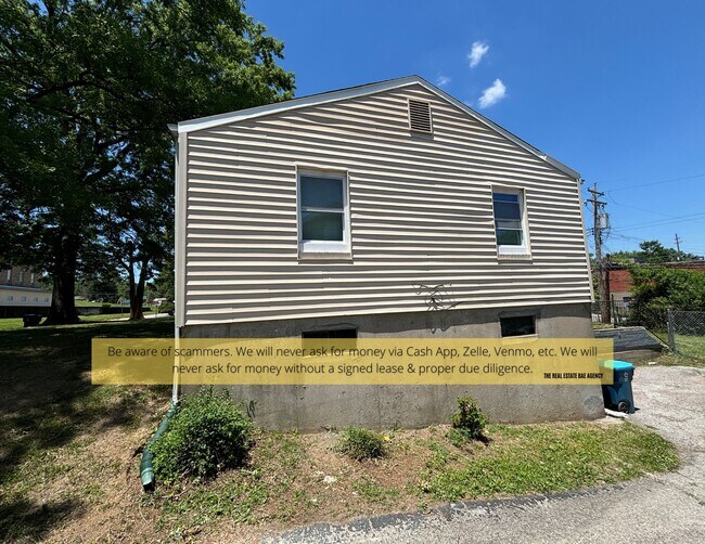 Building Photo - 2035 Park Ln