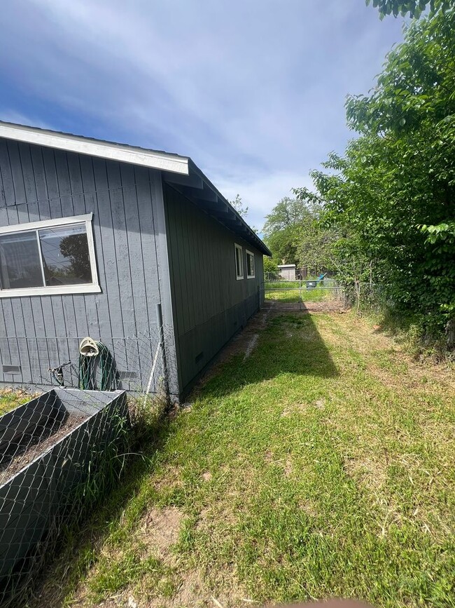 Building Photo - Oroville-3 bedroom 1 bath home, yard, newl...