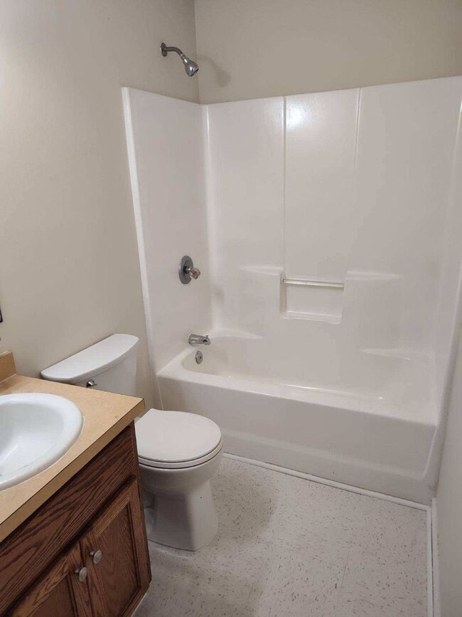 Building Photo - Super Cute home located in City Limits