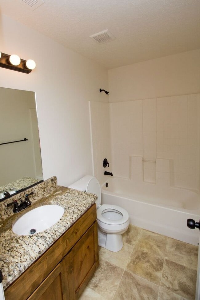 Building Photo - 3 bed, 2.5 bath town house