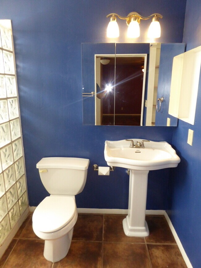 Building Photo - 820 W University Dr