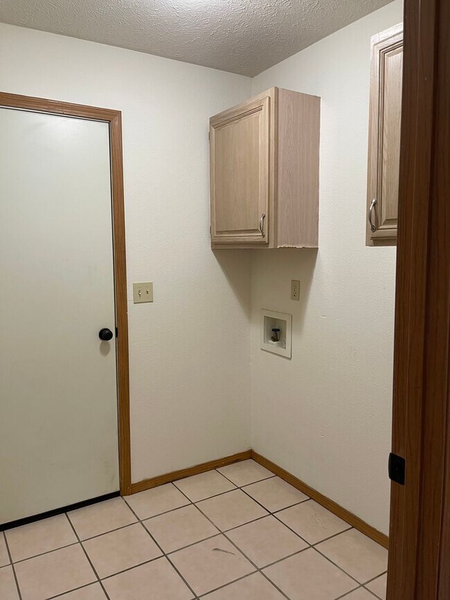 Building Photo - 816 Pinhook Dr