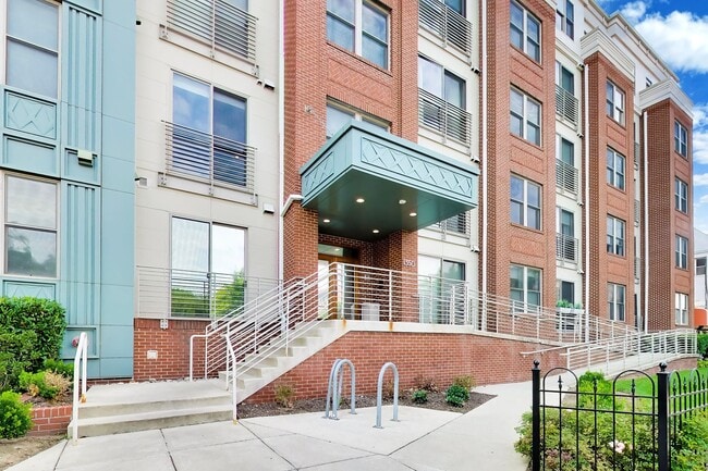 Building Photo - Gorgeous 2 bed + 1 Bath with a VIEW!