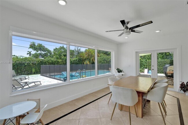 Building Photo - 2025 Alamanda Dr