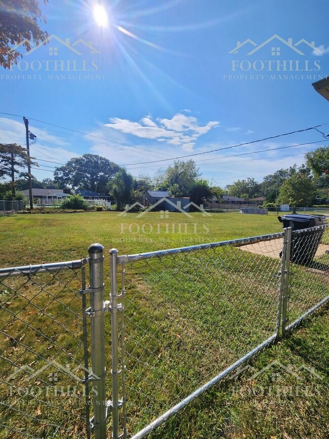 Building Photo - Freshly Renovated 3-Bed Home with Modern C...