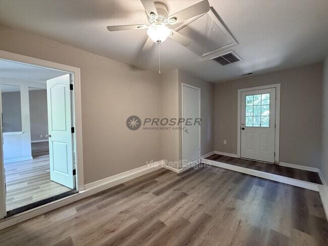 Building Photo - 1047 Oakcrest Dr