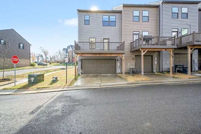 Building Photo - **Special Move-in Offer**  $500 off of the first month's rent.  Exceptional 3-Level Corner Unit T...