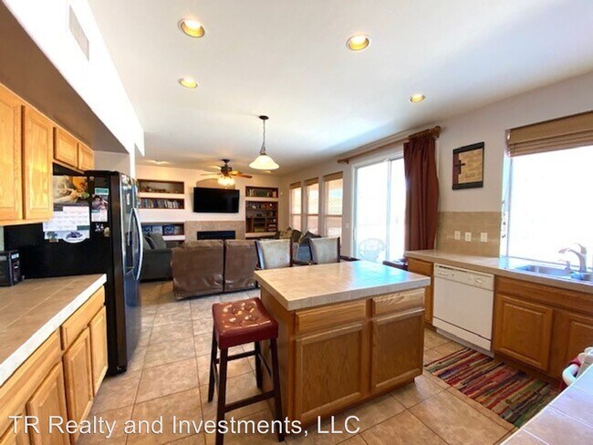 Building Photo - 5 br, 3 bath House - 372 Camino De las Casita