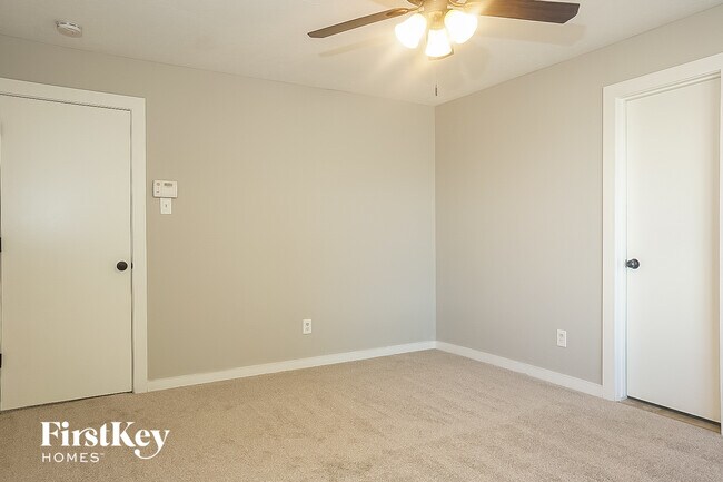 Building Photo - 7311 Village Lake Dr